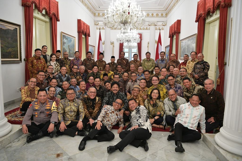 Presiden Joko Widodo dan Wakil Presiden Ma'ruf Amin berfoto bersama para menteri dan kepala badan seusai makan siang bersama di Istana Negara, Jakarta, Jumat (18/10/2024). Ini menjadi momen terakhir menjelang pelantikan Prabowo Subianto sebagai presiden periode 2024-2029.