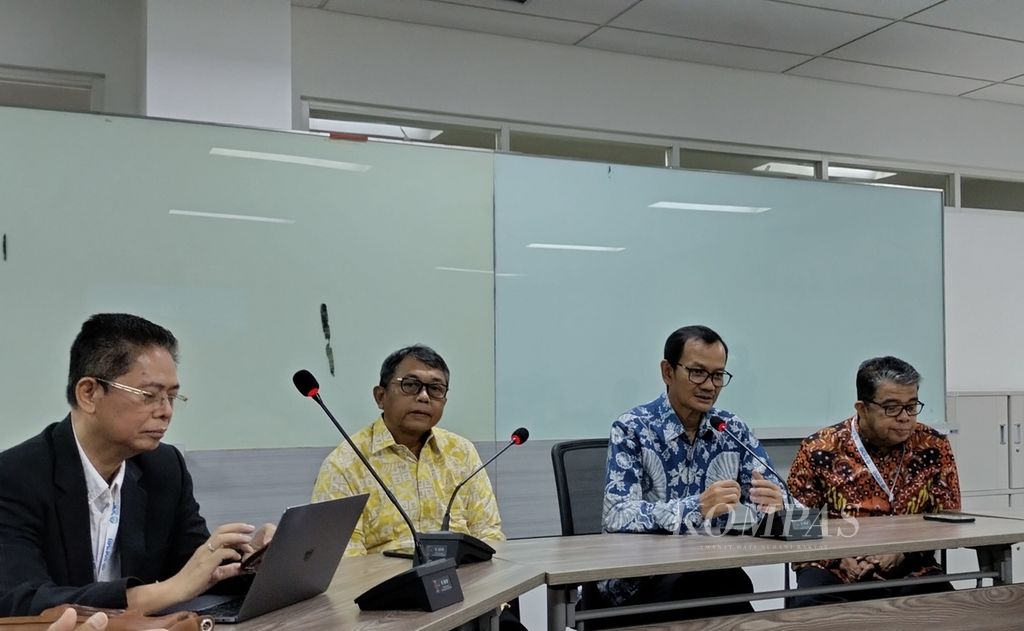 Pelaksana Tugas Direktur Jenderal Pendidikan Tinggi, Riset, dan Teknologi, Kemendikbudristek Nizam (kedua dari kanan) memberikan keterangan pers soal pelaksanaan ujian tulis berbasis komputer (UTBK) gelombang dua di kampus Unversitas Indonesia di Depok, Kamis (25/5/2023). 