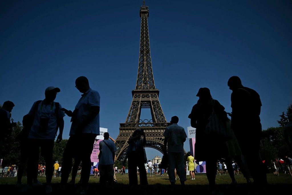 Sejumlah orang berkunjung ke Menara Eiffel di Paris, Senin (29/7/2024), saat pelaksanaan Olimpiade Paris 2024. 