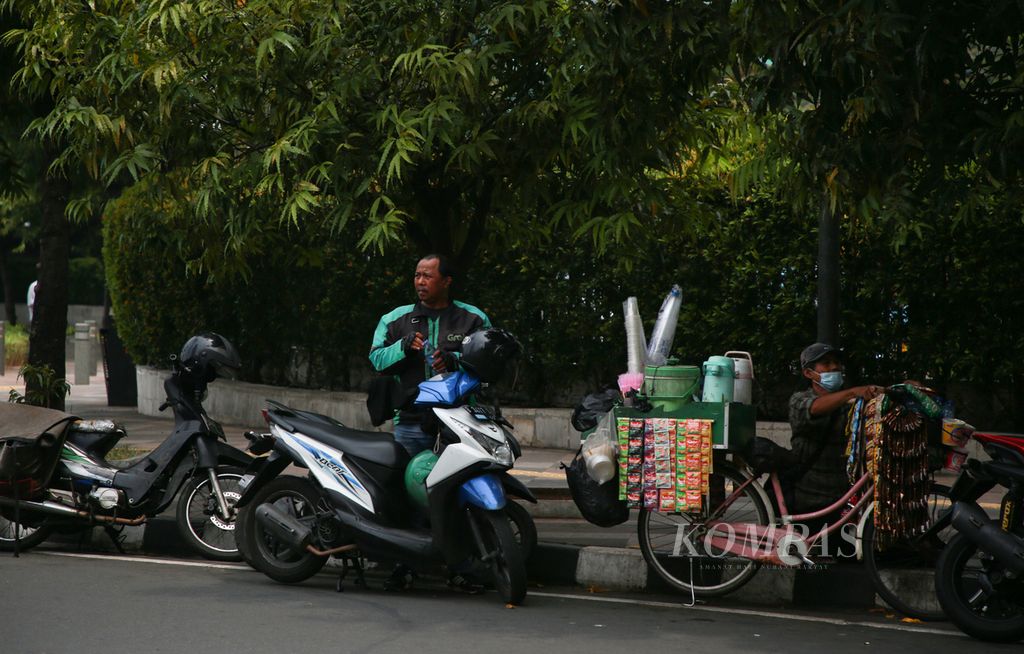 Pengemudi ojek daring menunggu penumpang di kawasan Bundaran Hotel Indonesia, Jakarta Pusat, Rabu (31/8/2022). 