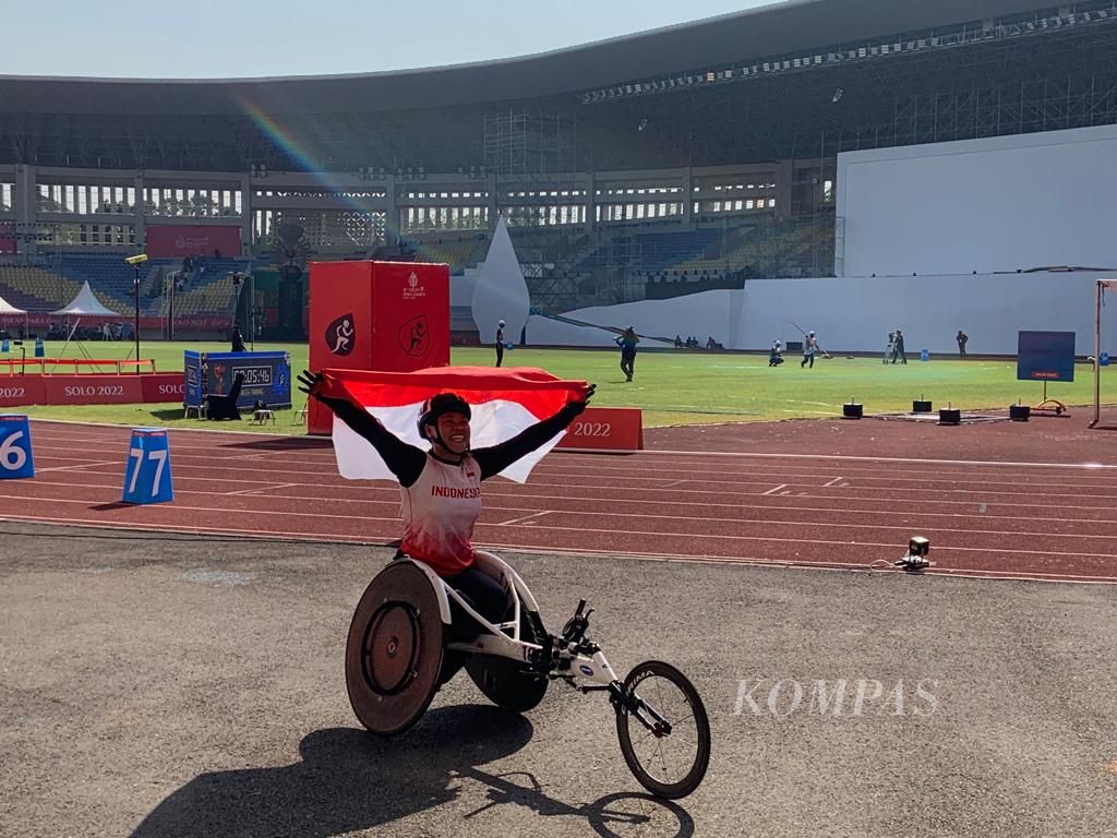 Maria Goreti Samiyati (34) membentangkan bendera Merah Putih seusai memenangkan lomba lari ASEAN Para Games 2022 nomor 400 meter putri kelas T54 (keterbatasan pada tubuh bagian bawah), Kamis (4/8/2022) pagi, di lintasan atletik Stadion Manahan, Surakarta, Jawa Tengah. Setelah berkali-kali tertunda, Maria akhirnya berhasil mempersembahkan medali untuk Indonesia di ajang multicabang.