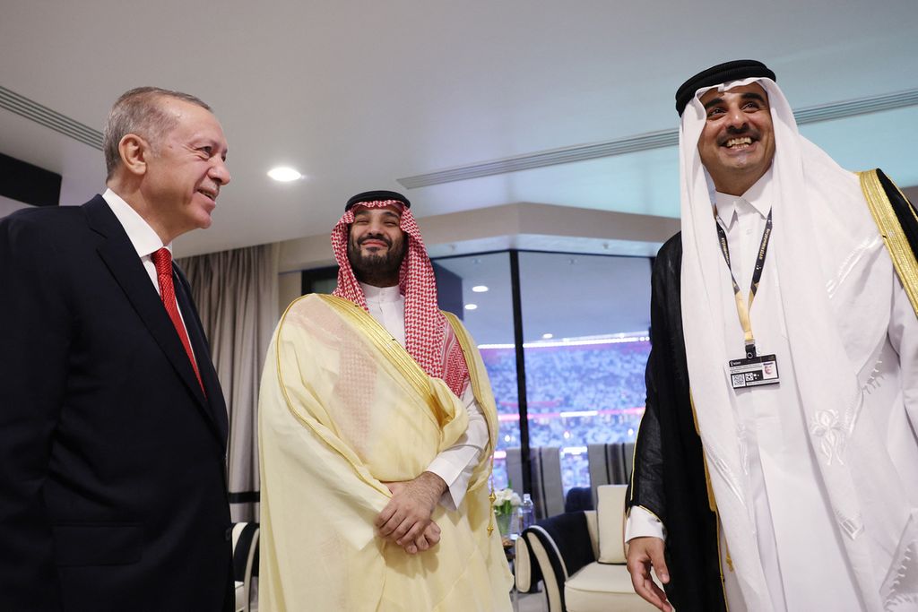 Presiden Turki Recep Tayyip Erdogan (kiri) berdampingan dengan Putra Mahkota Arab Saudi Pangeran Mohammed bin Salman al-Saud (tengah) ditemani Emir Qatar Emir Sheikh Tamim bin Hamad al-Thani (kanan) saat bertemu pada upacara pembukaan Piala Dunia 2022 di Stadion Al-Bayt, Al Khor, utara Doha, Qatar, Minggu (20/11/2022). 