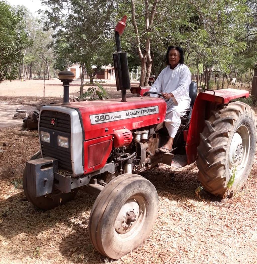 P Marselinus Wangu SVD. Selesai misa dan sarapan pagi, setiap hari ia dengan jubah putih menyetir traktor, membajak lahan bersama pemilik. Ia lakukan secara bergilir.