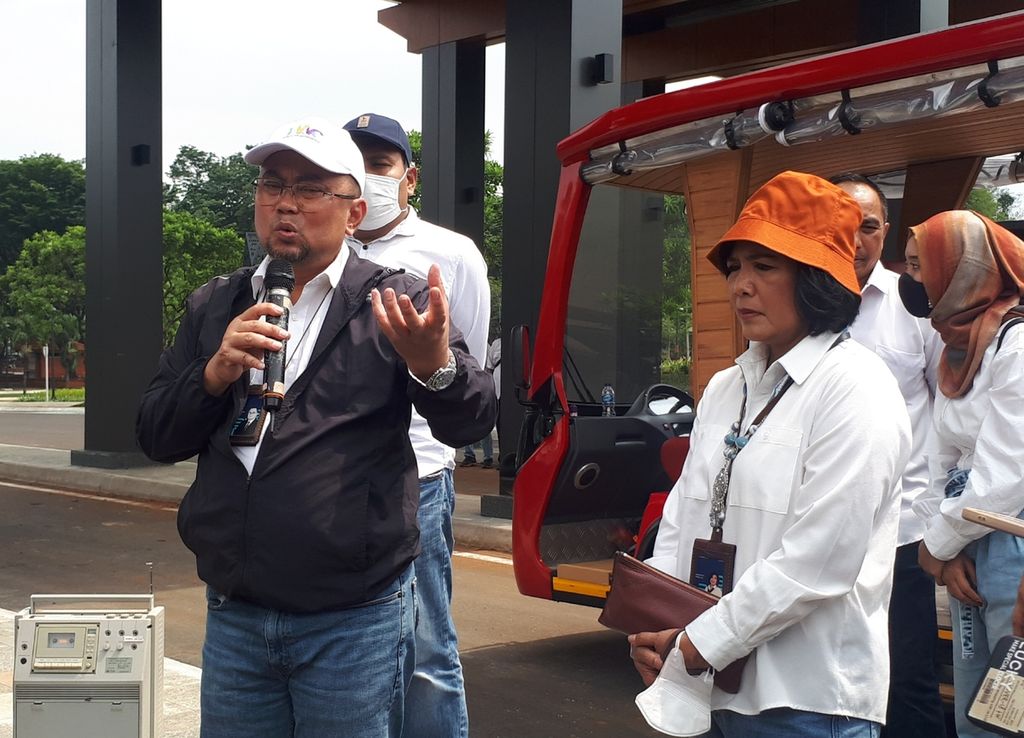 Direktur Utama PT TWC BPRB Edi Setiyono (kiri) dan Executive Vice President TMII Emilia Eny Utari pada ”Uji Coba TMII Bersama Media” di TMII Jakarta Timur, Rabu (16/11/2022).