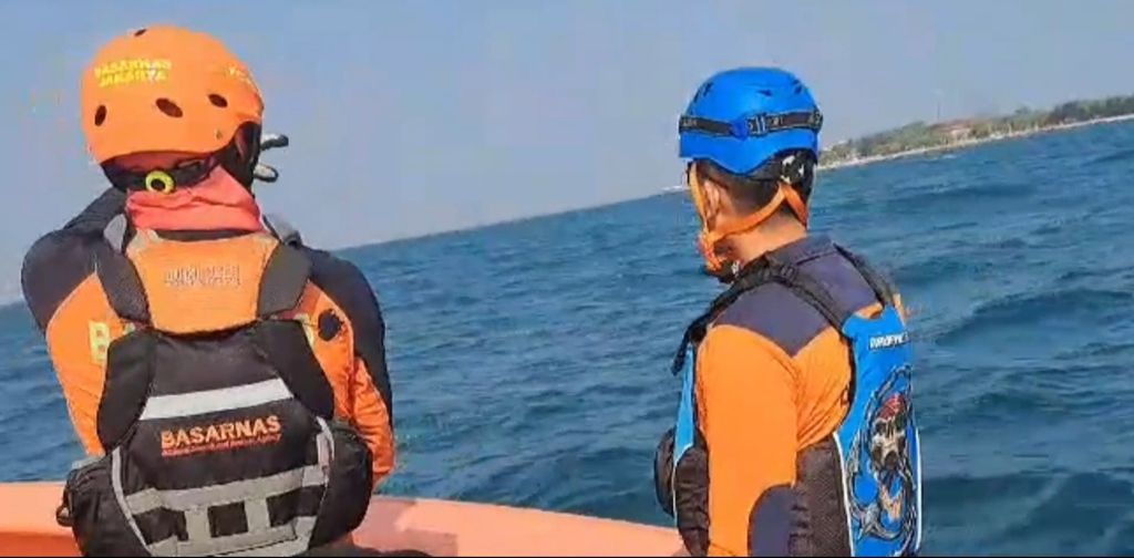 Tim SAR Jakarta saat mencari korban tenggelamnya Kapal Motor Dewi Noor 1 di Perairan Kepulauan Seribu, pada Sabtu (19/8/2023) dini hari.
