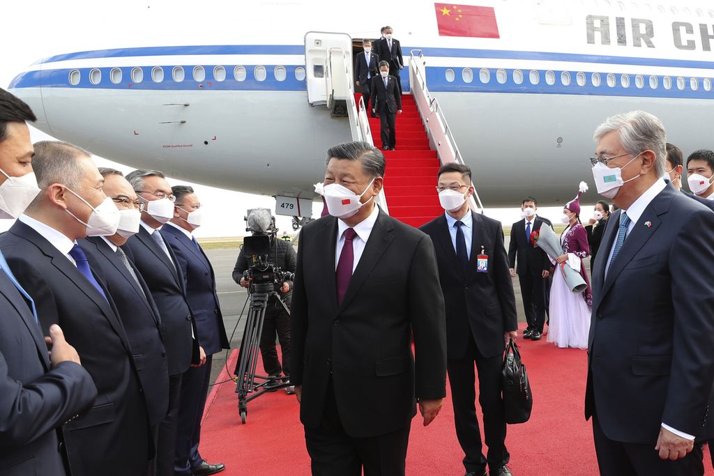 Presiden China Xi Jinping (tengah) disambut oleh Presiden Kazakhstan Kassym-Jomart Tokayev (kanan) saat ia tiba Bandar Udara Internasional Nur-Sultan Nazarbayev, Nur-Sultan, Kazakhstan, Rabu (14/9/2022). 