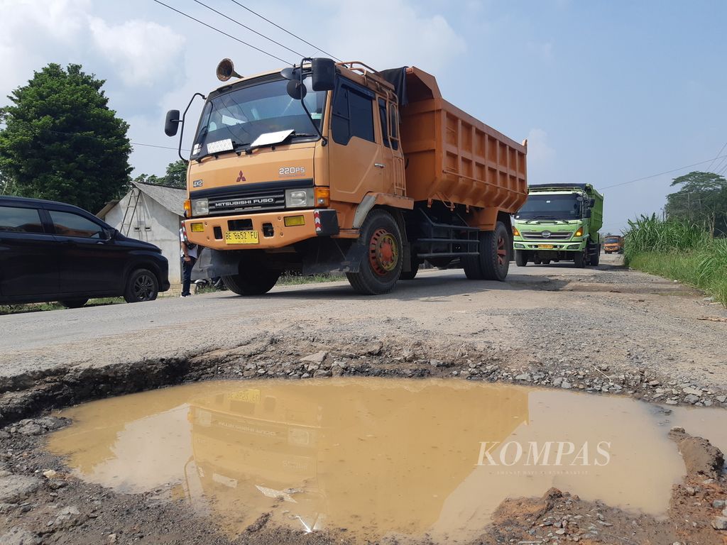 Kondisi jalan rusak di Jalan Raya Rumbia, Kecamatan Way Seputih, Kabupaten Lampung Tengah, Lampung, pada Rabu (3/5/2023). 