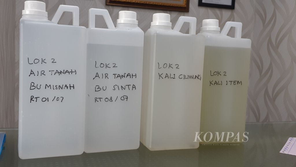 Botol berisi sampel air sungai dan air tanah untuk diukur kadar logam berat dalam liputan, Juli-September 2023. Sampel air itu diperiksa ke laboratorium Adhikari di Cibubur, Jakarta Timur.
