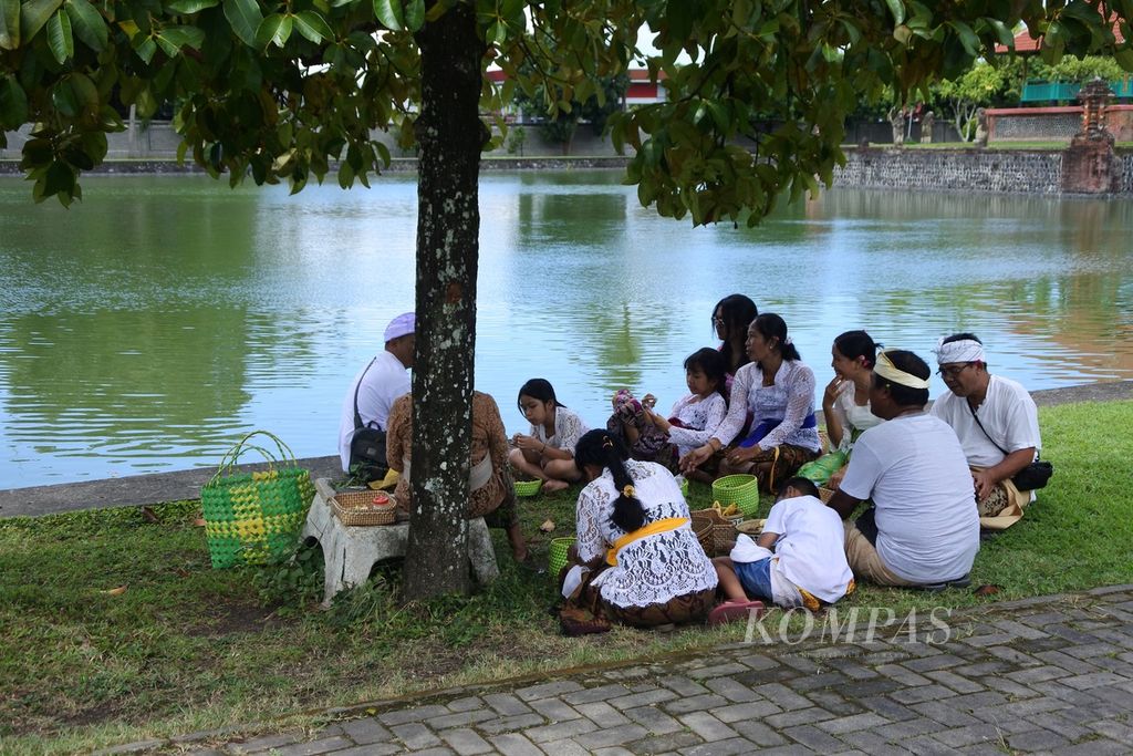 Umat Hindu berkumpul bersama keluarga di area Taman Mayura Cakranegara, Kota Mataram, Nusa Tenggara Barat, seusai bersembahyang dalam rangka merayakan hari raya Galungan, Rabu (28/2/2024). 