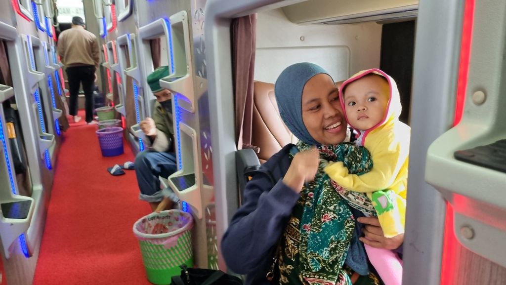 Penumpang dan anaknya berada di dalam bus <i>double decker</i> milik Sinar Jaya di Terminal Pulo Gebang, Jakarta Timur, Sabtu (17/12/2022)