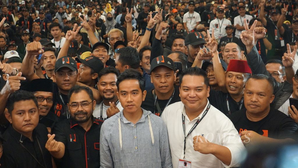 Cawapres nomor urut 2, Gibran Rakabuming Raka (tengah), berfoto dengan para sukarelawan pendukungnya yang tergabung dalam kelompok Bolone Mase, Jumat (1/3/2024), di Kota Surakarta, Jawa Tengah.
