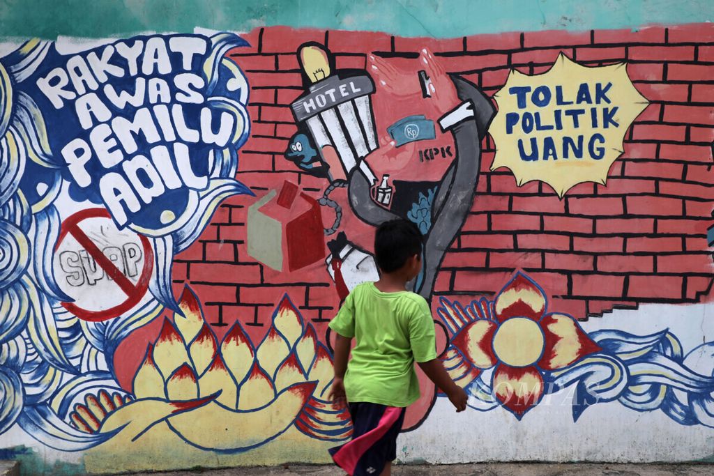 Mural tentang ajakan menolak politik uang dan mengawasi pemilu yang adil menghiasi tembok rumah warga di Parigi, Pondok Aren, Tangerang Selatan, Banten, Selasa (16/6/2020).