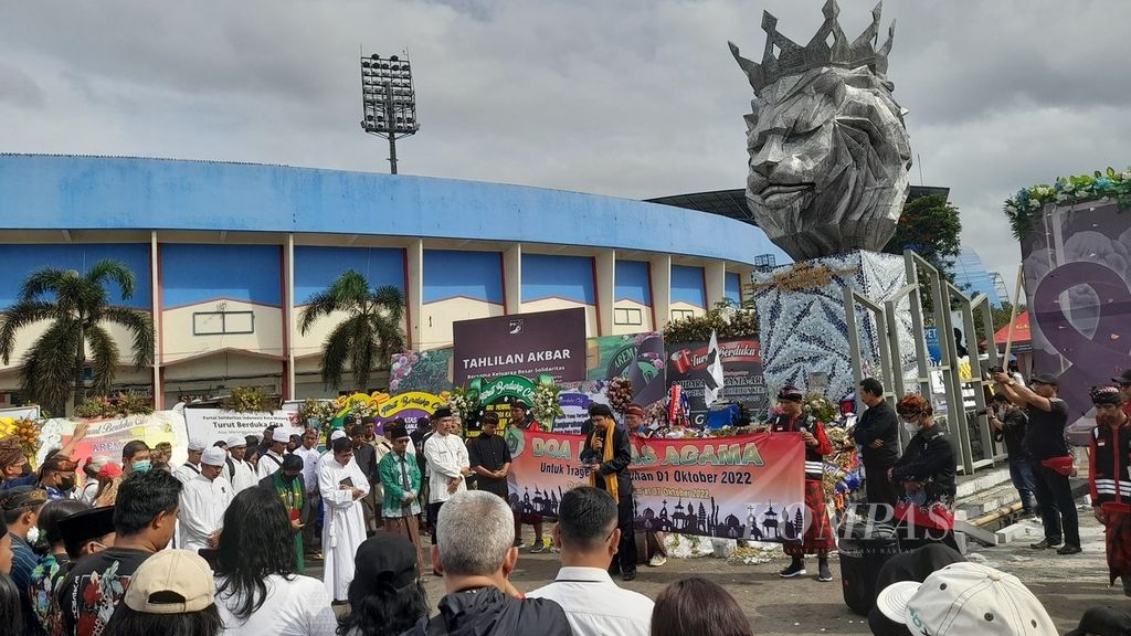 Interfaith prayer in front of the lion statue at the Kanjuruhan Stadium, Malang, East Java, Friday (7/10/2022) afternoon, on the seven days of the Kanjuruhan tragedy that killed hundreds of Aremania supporters.