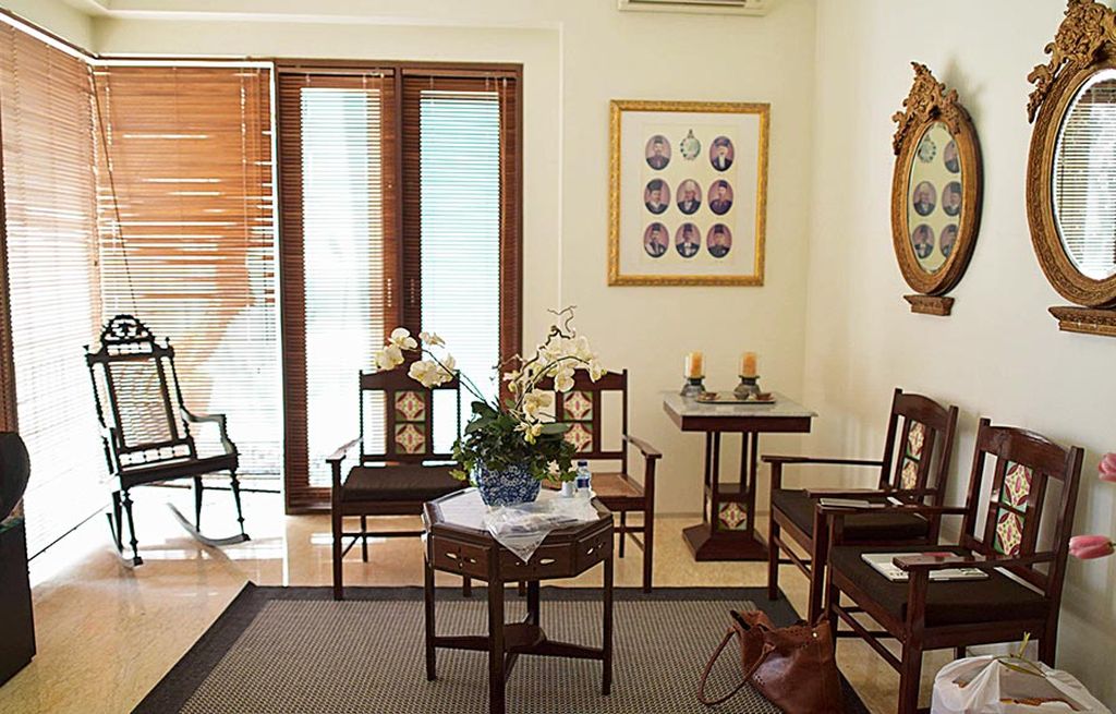 Ruang tamu rumah pelukis Srihadi Soedarsono.