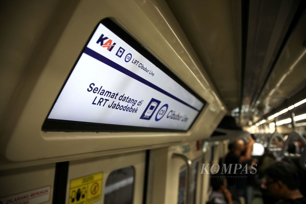 Awak media saat menjajal moda Lintas Rel Terpadu atau Light Rail Transit (LRT) Jabodebek dari Stasiun Dukuh Atas, Jakarta, menuju Stasiun Jati Mulya, Bekasi, Kamis (6/7/2023). 