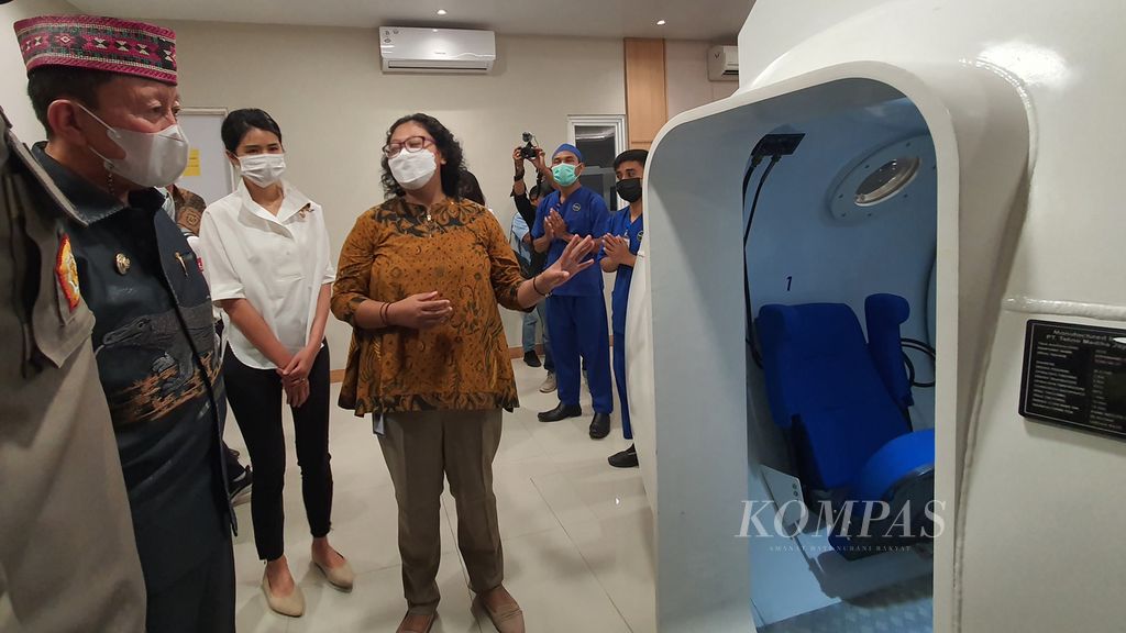Direktur RS Siloam Labuan Bajo dr Theresia Nina N MPH menjelaskan peralatan <i>hyperbaric chamber </i>untuk pengobatan penyakit dekompresi yang biasa dialami penyelam kepada Wakil Bupati Manggarai Barat Yulianus Weng, Kamis (16/6/2022).