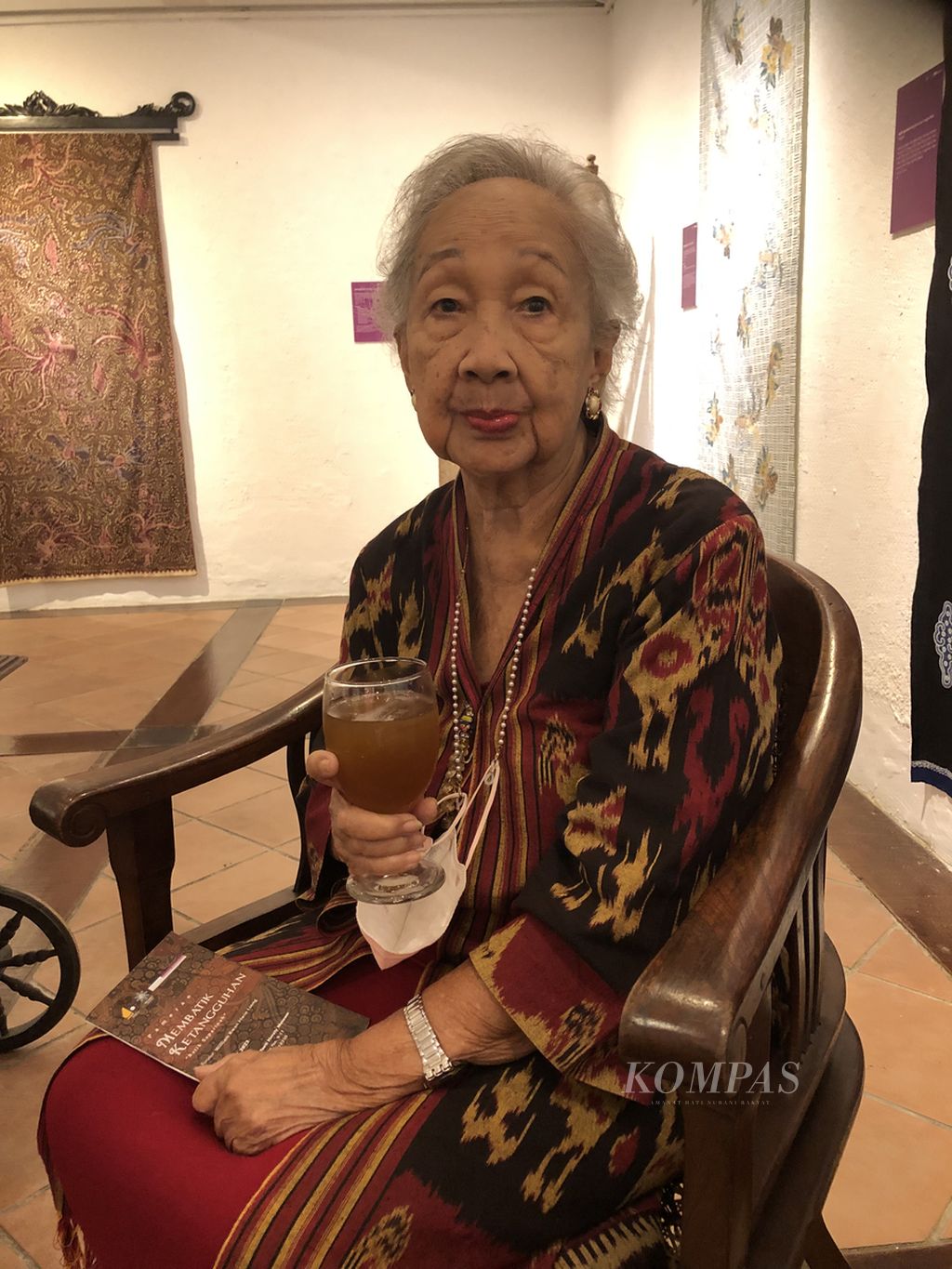 Saparinah Sadli dengan latar belakang batik Saparinah. Batik Saparinah diperkenalkan di Cemara 6 Galeri-Toety Heraty Museum, Jalan HOS Cokroaminoto, Manteng, Jakarta Pusat, Senin (22/5/2023).