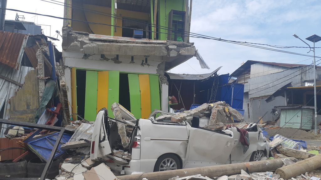 Tampak salah satu rumah yang rusak karena gempa di kompleks Pasar Lama, Mamuju, Sulawesi Barat, Rabu (20/1/2021).