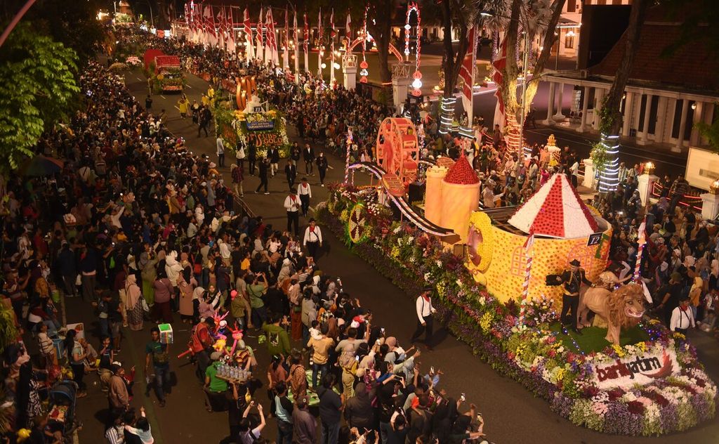 Suasana Jalan Gubernur Suryo di Surabaya, Jawa Timur, saat Parade Bunga dan Budaya dalam rangkaian Surabaya Vaganza menyambut Hari Jadi Kota Surabaya ke-730, Sabtu (27/5/2023). 