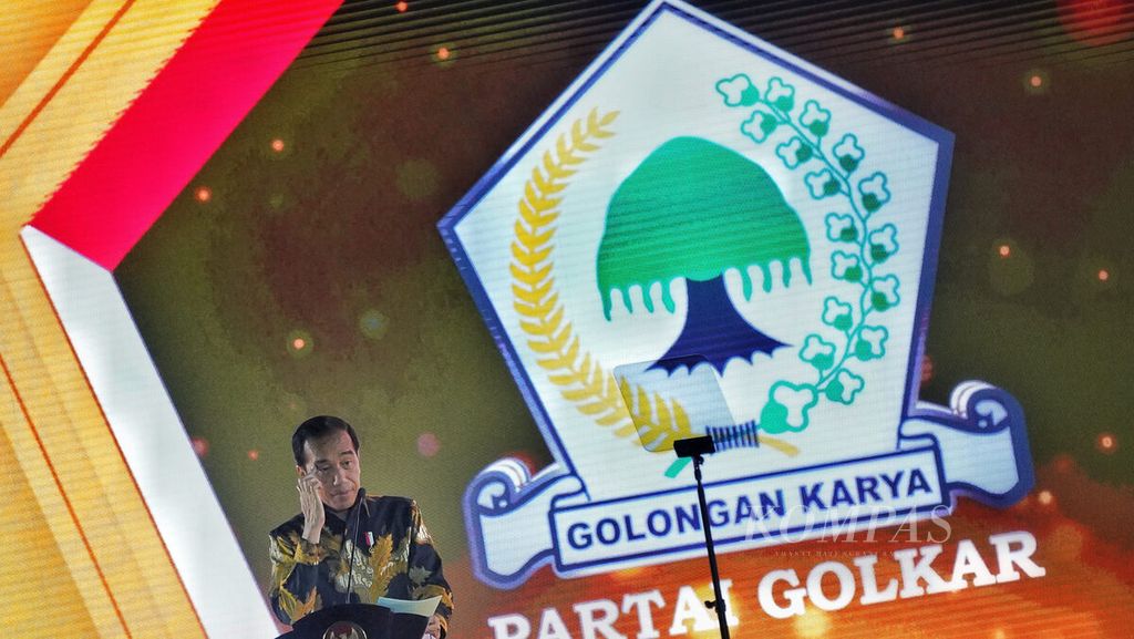 Presiden Joko Widodo berpidato saat hadir dalam puncak perayaan HUT Ke-59 Partai Golkar di halaman Kantor DPP Partai Golkar, Jakarta, Senin (6/11/2023). 
