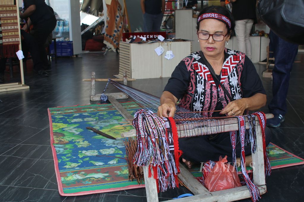 Petenun membuat tenun sirat sebagai suvenir di Kabupaten Toba, Sumatera Utara, Sabtu (2/3/2024). 