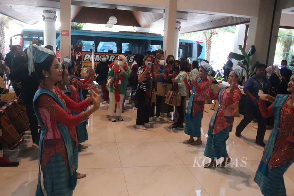 Para penari menyamput delegasi W20 di Parapat, Simalungun, Sumatera Utara, Senin (18/7/2022). Delegasi dari 15 negara dan Uni Eropa hadir dalam kesempatan itu.
