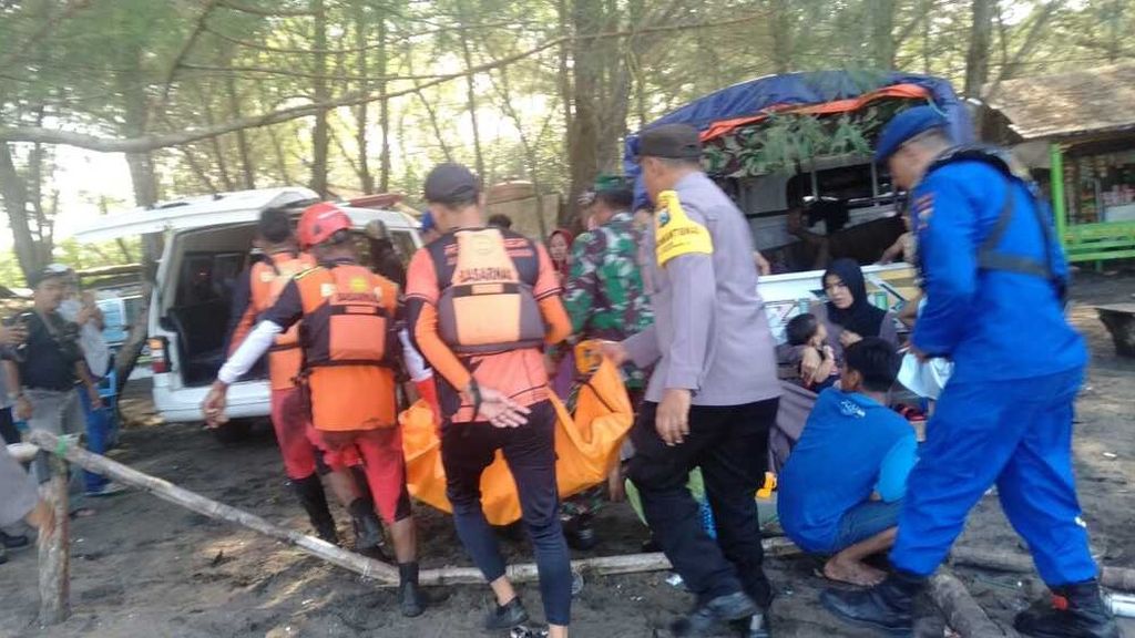 Proses evakuasi korban terseret arus di Pantai Serang, Kecamatan Panggungrejo, Kabupaten Blitar, Jawa Timur, Senin (1/5/2023).