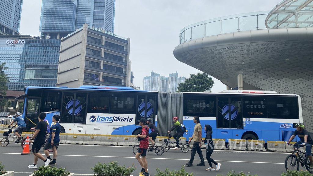 Sejumlah warga tengah lari pagi di Jakarta Pusat, Minggu (10/3/2024).
