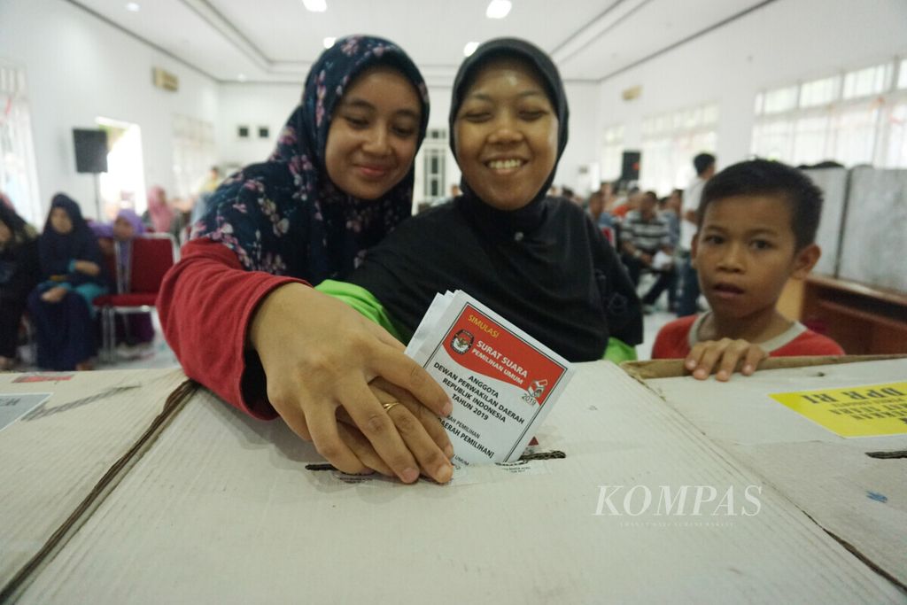 Para penyandang disabilitas mengikuti simulasi pemungutan suara di Aula Museum Aceh, Banda Aceh, Aceh, Minggu (14/4/2019).