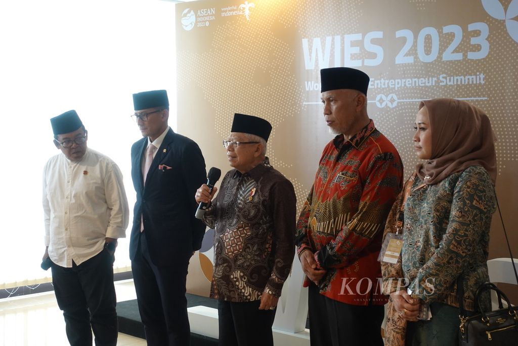 Wakil Presiden Ma'ruf Amin saat menyampaikan keterangan pers seusai memberikan pidato kunci pada High Level Dialogue World Islamic Entrepreneur Summit 2023 di Padang, Sumatera Barat, Jumat (8/9/2023).