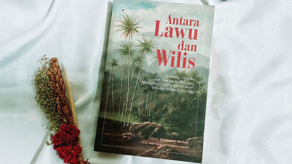 Halaman muka buku berjudul Antara Lawu dan Wilis<i>: Arkeologi, Sejarah, dan Legenda Madiun Raya </i><i>Berdasarkan </i><i>Catatan Lucien </i>Adam (Residen Madiun 1934-1938).