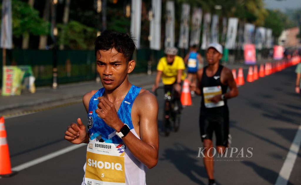Nurshodiq yang memimpin pada putaran terakhir hingga finis pada Elite Race kategori putra Borobudur Marathon 2022 Powered by Bank Jateng di kawasan Candi Borobudur, Jawa Tengah, Sabtu (12/11/2022). 