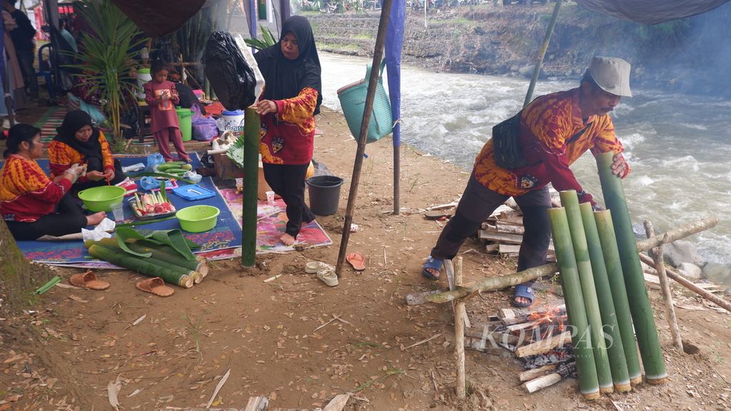Warga memasak menggunakan bambu dalam kegiatan Festival Mahumbal di Loksado, Kabupaten Hulu Sungai Selatan, Kalimantan Selatan, Sabtu (8/7/2023). Mahumbal merupakan tradisi memasak tanpa peralatan masak dalam masyarakat Loksado di daerah Pegunungan Meratus.