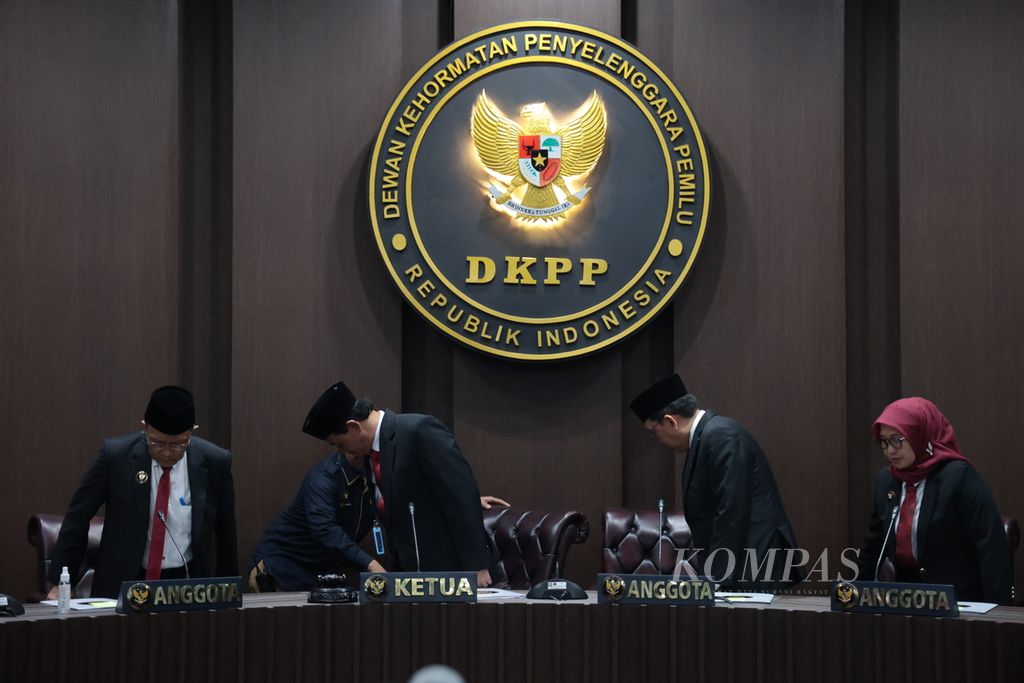 Ketua DKPP Heddy Lugito (dua dari kiri) didampingi anggota DKPP, (kiri ke kanan) J Kristiadi, I Dewa Kade Wiarsa Raka Sandi, dan Ratna Dewi Pettalolo, memulai sidang putusan dugaan pelanggaran etik terkait manipulasi hasil verifikasi faktual parpol di Jakarta, Senin (3/4/2023). 