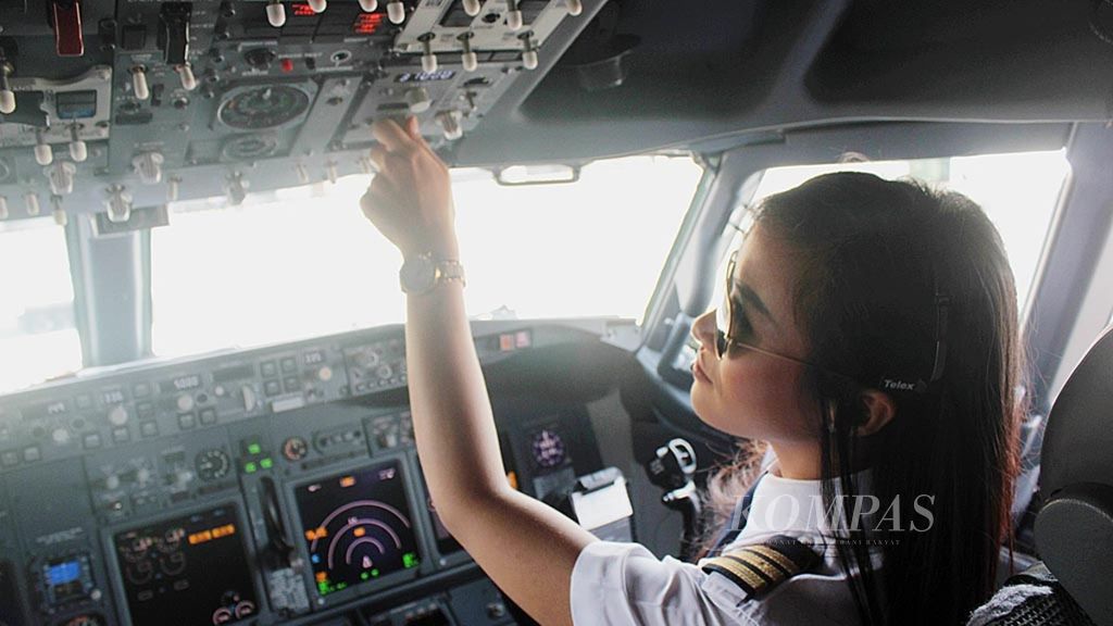 Kopilot Sari Ardisa (23) bertugas dalam penerbangan GA-164 tujuan Jakarta-Padang, akhir April 2017.