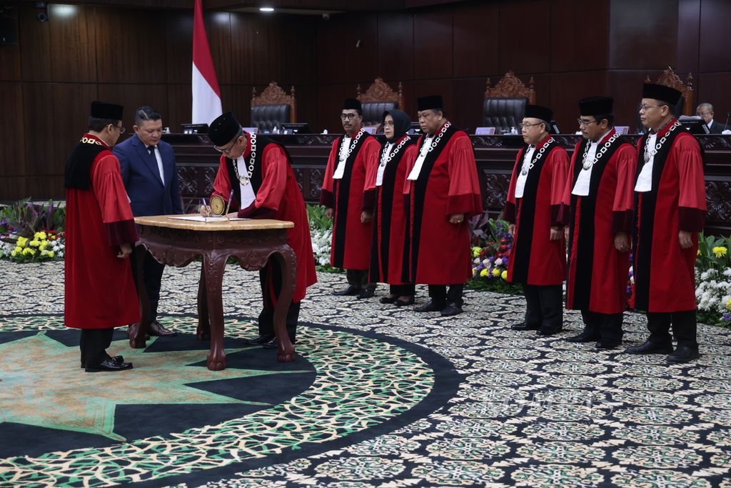 Wakil Ketua Mahkamah Konstitusi (MK) Saldi Isra (kanan) disaksikan Ketua MK Suhartoyo (kiri) menandatangani surat keputusan pelantikan Ketua Mahakamah Konstitusi (MK) periode 2023-2028 di Gedung MK, Jakarta, Senin (13/11/2023). Suhartoyo menggantikan Anwar Usman menjadi ketua MK. Saat sidang pengucapan sumpah jabatan ketua MK, Anwar Usman tidak hadir.