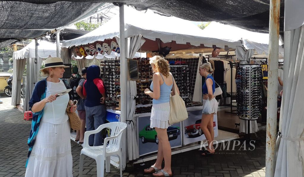 Wisatawan mancanegara mengunjungi pasar aneka barang di kawasan Seminyak, Kuta, Kabupaten Badung, Senin (4/7/2022). BPS Provinsi Bali menyebutkan jumlah kedatangan wisatawan mancanegara ke Bali pada Mei 2022 meningkat tajam dibandingkan periode April 2022.