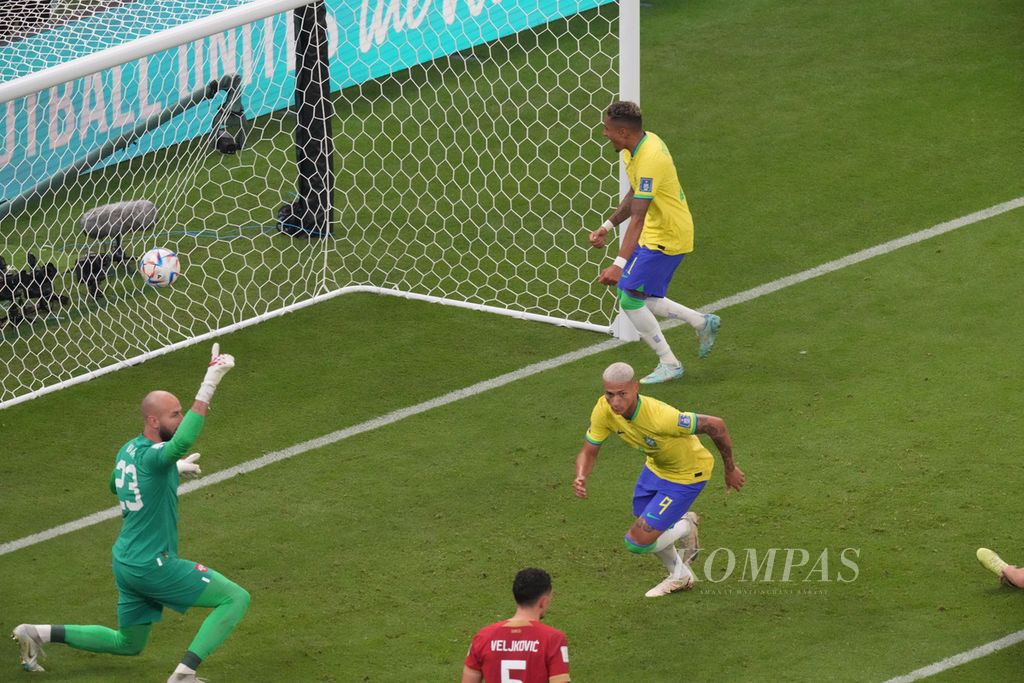 Pemain timnas Brasil Richarlison (kedua dari kanan) merayakan gol yang dicetak ke gawang Serbia pada penyisihan Grup G Piala Dunia 2022 di Stadion Lusail, Qatar, Jumat (24/11/2022) dinihari WIB. Brasil Menang 2-0.