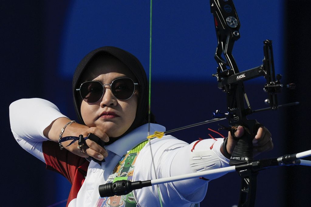 Pemanah Indonesia, Syifa Nurafifah, membidik sasaran saat babak perdelapan final beregu putri Olimpiade Paris 2024 antara Indonesia dan Malaysia di Invalides, Paris, Perancis, Minggu (28/7/2024). 