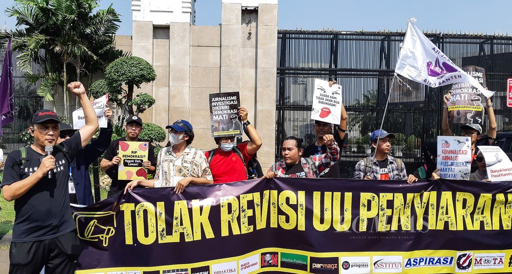 Secretary General of the Independent Journalist Alliance (AJI), Bayu Wardhana (left), gave a speech during a protest rejecting the Broadcasting Bill in front of the DPR Building in Jakarta on Monday (May 27, 2024).