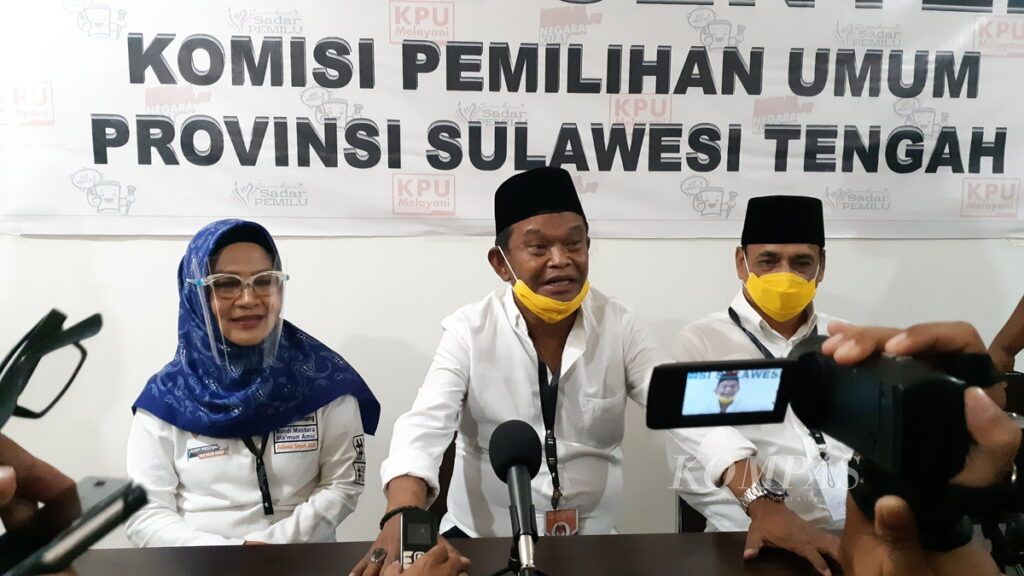 Calon Gubernur Sulteng Rusdy Mastura (tengah) berbicara kepada wartawan usai mendaftar di KPU Sulteng di Kota Palu, Sabtu (5/9/2020).