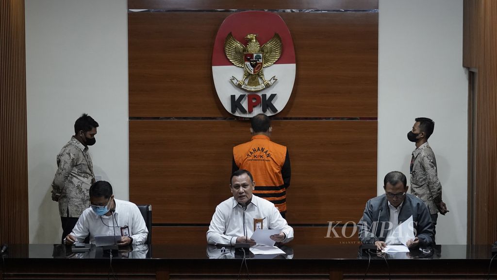 Deputi Penindakan KPK Asep Guntur Rahayu, Ketua KPK Firli Bahuri, dan Juru Bicara KPK Ali Fikri (dari kiri ke kanan) hadir dalam ekspose penahanan hakim yustisial Mahkamah Agung, Edy Wibowo, di Gedung KPK, Jakarta, Senin (19/12/2022). 