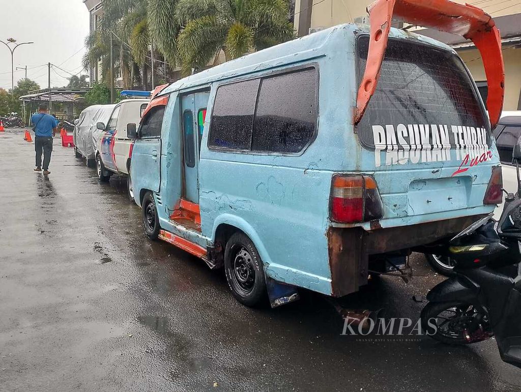Sebuah mikrolet yang terlibat kecelakaan lalu lintas diamankan di Kepolisian Resor Bandar Lampung, Kota Bandar Lampung, Lampung, Senin (24/7/2023).