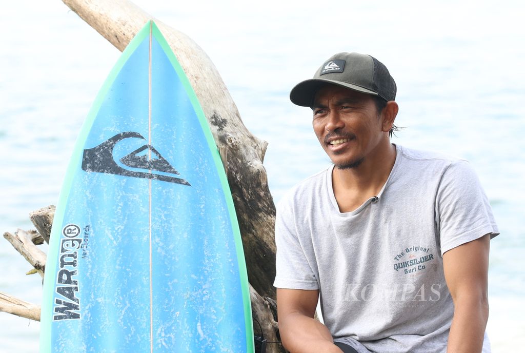 Dede Suryana, a professional surfer from Cimaja, West Java, poses for a photo after surfing at Cimaja Beach, Sukabumi Regency, West Java, on Wednesday (24/5/2023).