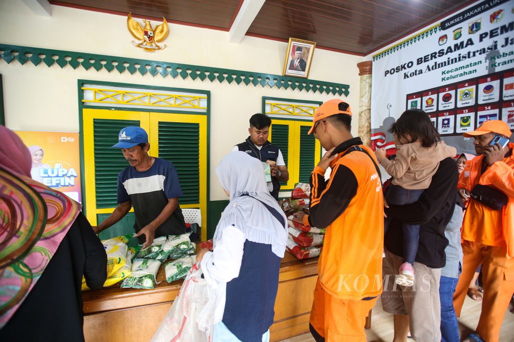 Petugas melayani masyarakat yang hendak membeli sembako murah di kantor Kelurahan Kramat Pela, Kebayoran Baru, Jakarta Selatan, Rabu (28/2/2024). 