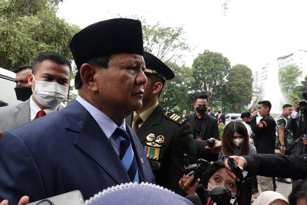 Menteri Pertahanan Prabowo Subianto memberikan keterangan pers usai upacara peringatan ke-77 Hari TNI di Istana Merdeka, Rabu (5/10/2022)