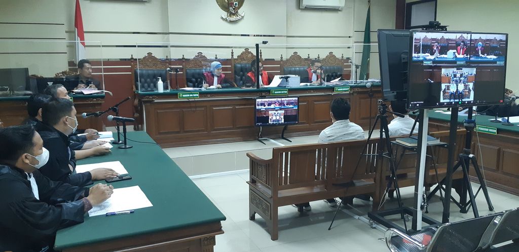 Dua terdakwa pemberi suap Wakil Ketua DPRD Jatim Sahat Tua Simanjuntak dalam kasus dana hibah APBD Jatim jalani sidang perdana, Selasa (7/3/2023). 