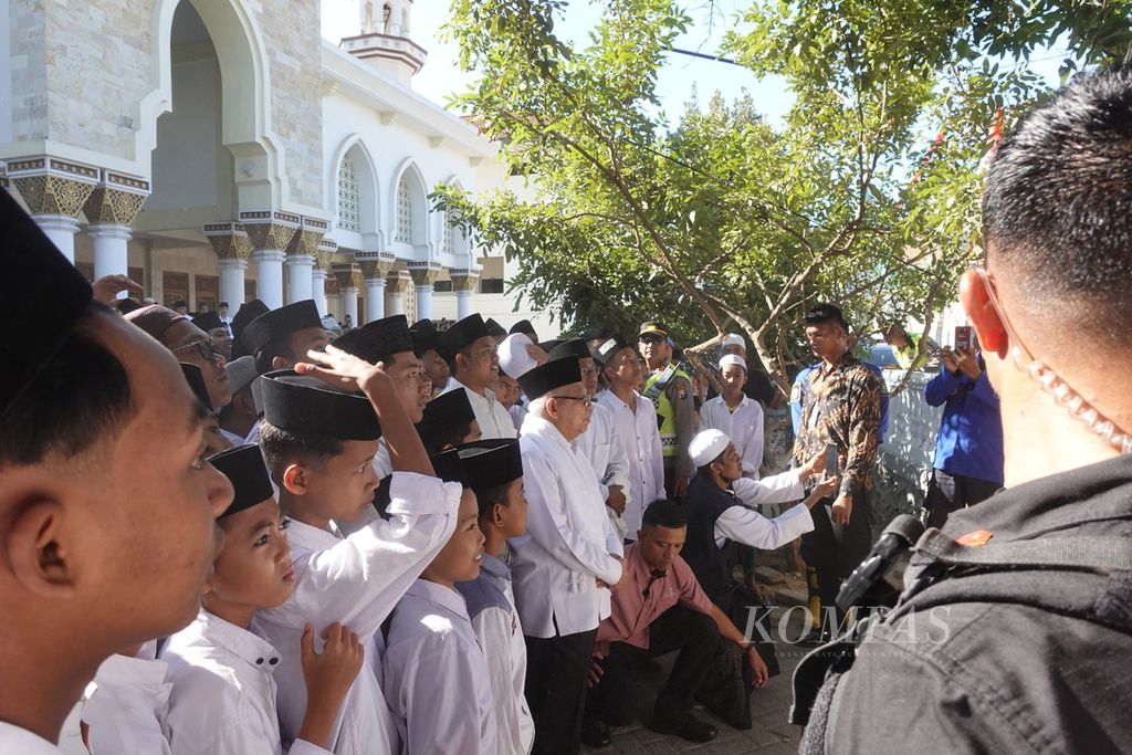 Wakil Presiden Ma’ruf Amin berfoto bersama para santri di Pondok Pesantren Annuqayah, Guluk-Guluk, Sumenep, Jawa Timur, Rabu (9/8/2023).