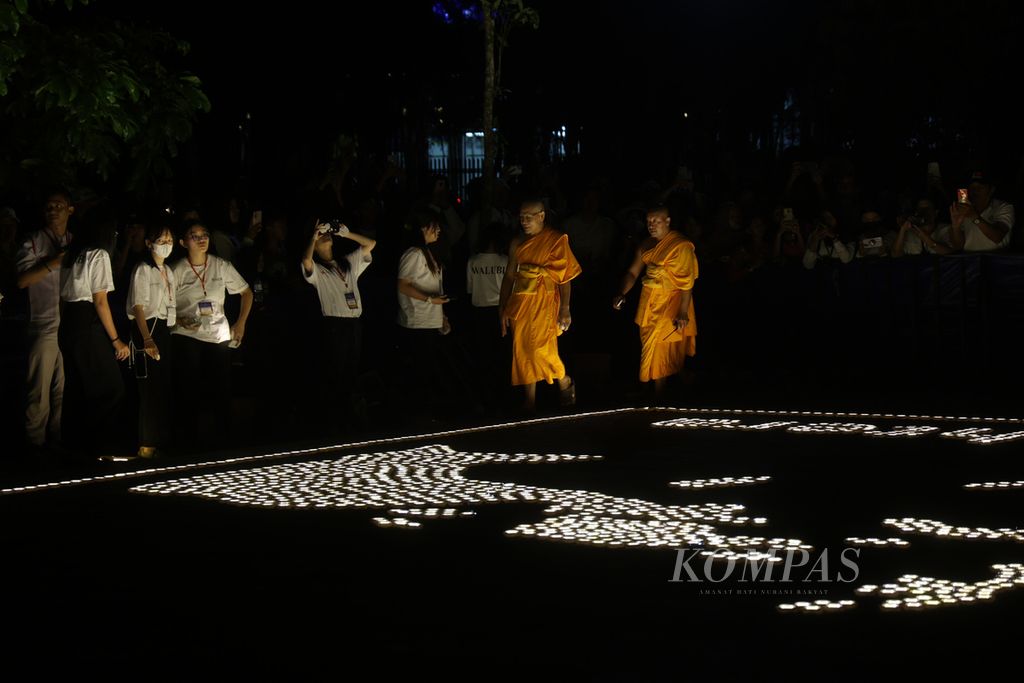 A number of monks and officials also lit lanterns during the Waisak Lantern Festival event at the Borobudur Temple complex in Magelang, Central Java, on Sunday (4/6/2023).