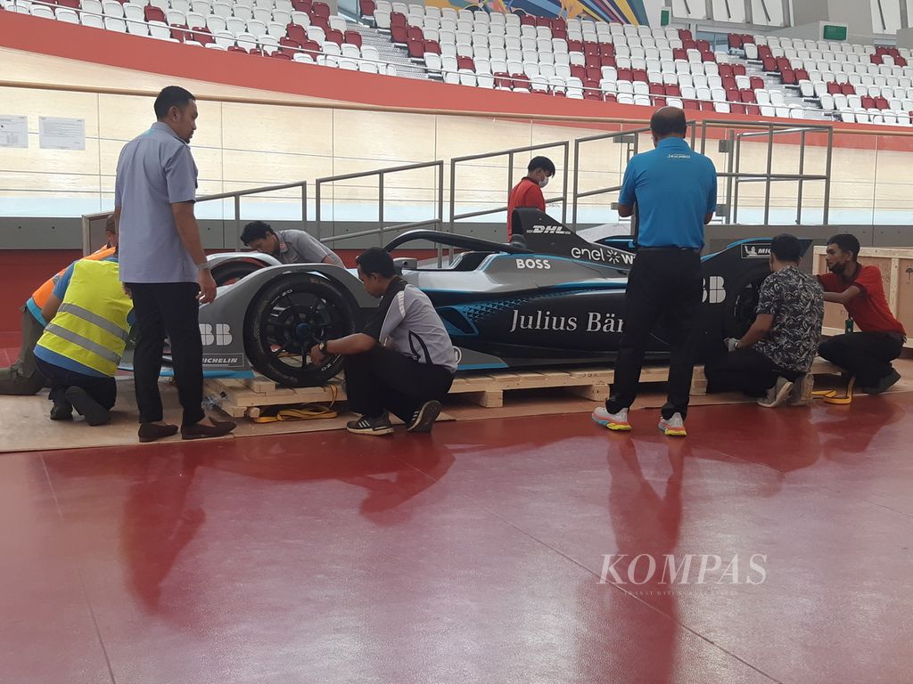 Replika mobil Formula E dibuka selubungnya di Jakarta International Velodrome, Jakarta Timur, Kamis (26/5/2022). Replika mobil ini juga bakal dipamerkan ke publik Jakarta pada hari bebas kendaraan bermotor pada 29 Mei 2022.